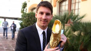messi shows off his golden boot 2012 award