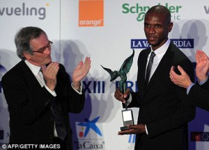 abidal receives his award from french chamber of commerce