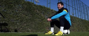leo relaxing at barca's training ground
